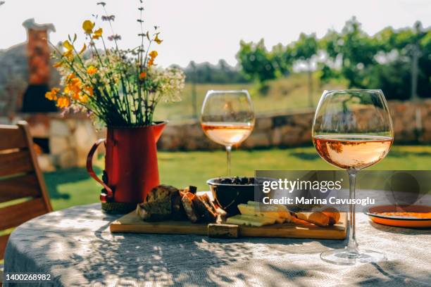 wine glasses and appetisers on the table - cucina italiana foto e immagini stock