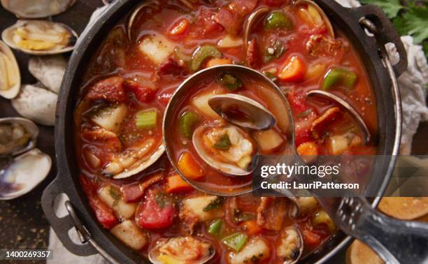 manhattan zuppa di vongole - utensile di portata foto e immagini stock