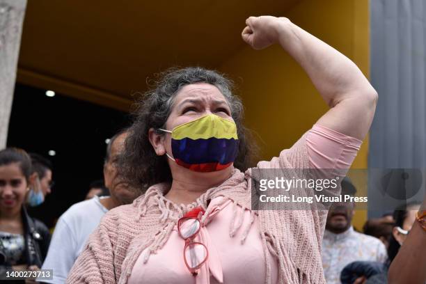 Woman with a Colombian flag face mask protests against being blocked for voting during the 2022 Presidential elections on May 29, 2022.