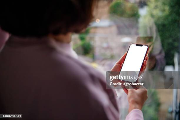 mujer usando la pantalla en blanco del teléfono - blank screen fotografías e imágenes de stock