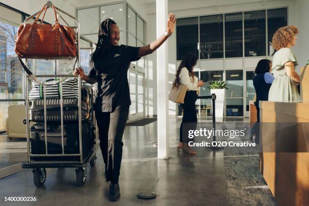lobby del hotel con empleados e invitados - carrito-para-equipaje fotografías e imágenes de stock