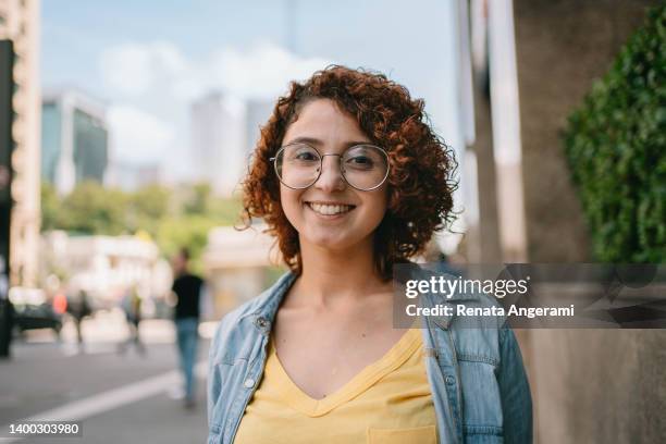 retrato de estudiante universitario en la avenida paulista en sao paulo, brasil - cultura-brasileira fotografías e imágenes de stock