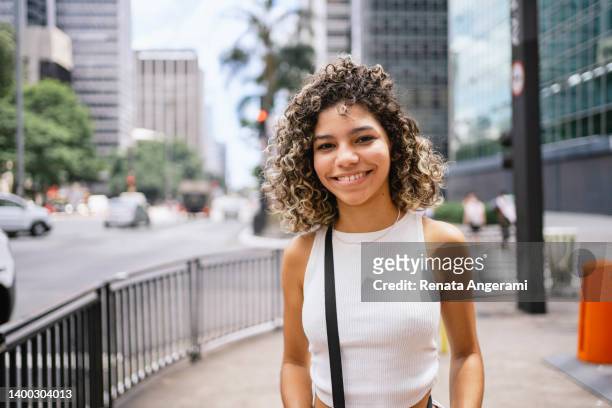porträt eines studenten an der paulista avenue in sao paulo , brasilien - beautiful black teen girl stock-fotos und bilder