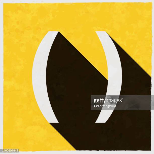 klammersymbol. symbol mit langem schatten auf strukturiertem gelbem hintergrund - brackets stock-grafiken, -clipart, -cartoons und -symbole