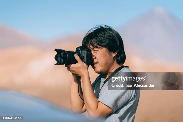 photographer in the atacama desert - spiegelreflexcamera stockfoto's en -beelden