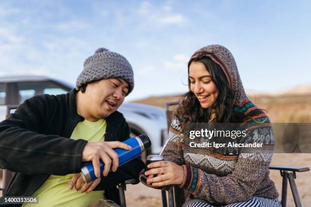 poner agua caliente en el mate - yerba mate fotografías e imágenes de stock