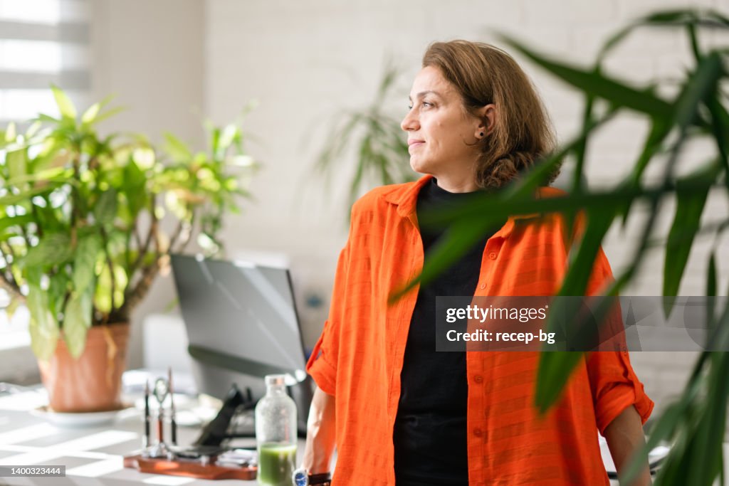 Retrato de empresária em seu escritório verde ambientalista