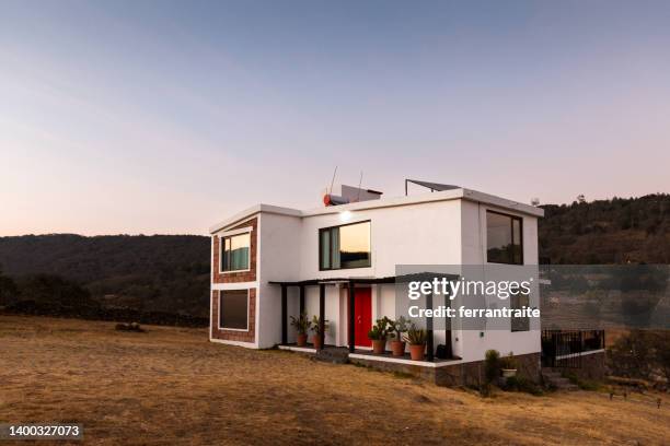 nachhaltiges modernes haus - einfamilienhaus mit solarzellen stock-fotos und bilder