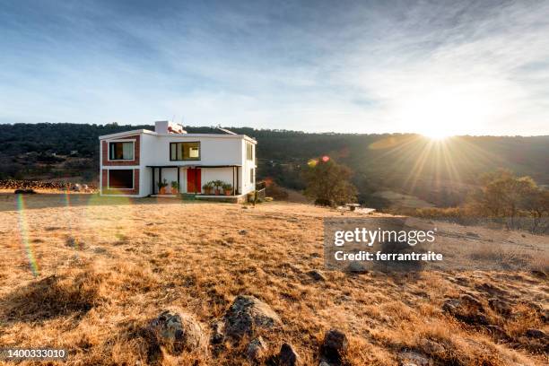 nachhaltiges modernes haus - einfamilienhaus mit solarzellen stock-fotos und bilder