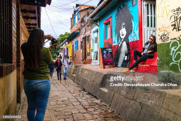 bogota, colombia - tourists and local colombians on the calle del embudo, in the historic la candelaria district of the andes capital city in south america. - embudo bildbanksfoton och bilder