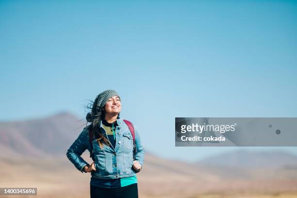 frau, die natur zu genießen - antofagasta region stock-fotos und bilder