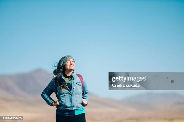 woman enjoying the outdoors - antofagasta stockfoto's en -beelden