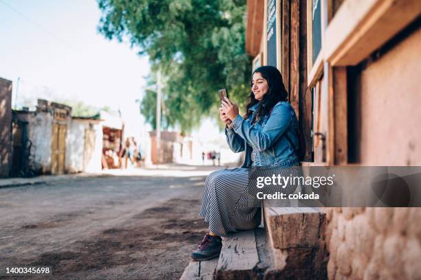 joven chilena usando celular - antofagasta fotografías e imágenes de stock
