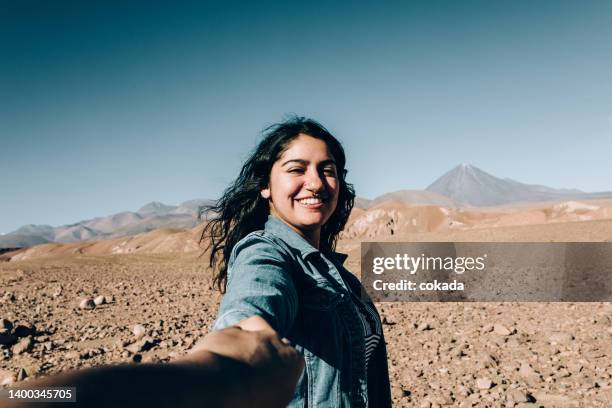 joven chilena de la mano del espectador en el desierto de atacama - antofagasta fotografías e imágenes de stock