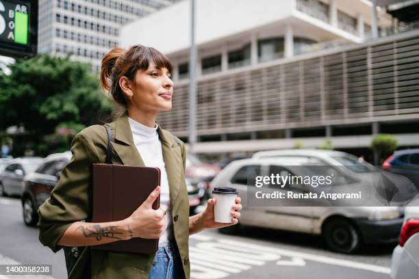 ブラジル、サンパウロのパウリスタアベニューでタブレットとコーヒーを持つビジネスウーマン - daily life in sao paulo ストックフォトと画像