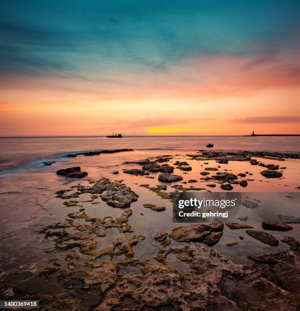 hermosa puesta de sol en livorno, terazza mascagni, italia - mar de liguria fotografías e imágenes de stock