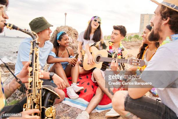 cheerful photo of a small and private beach concert. - beach music festival photos et images de collection