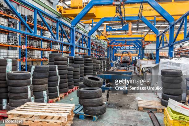 dismantled car pieces and tires for recycling - auto zerlegt stock-fotos und bilder