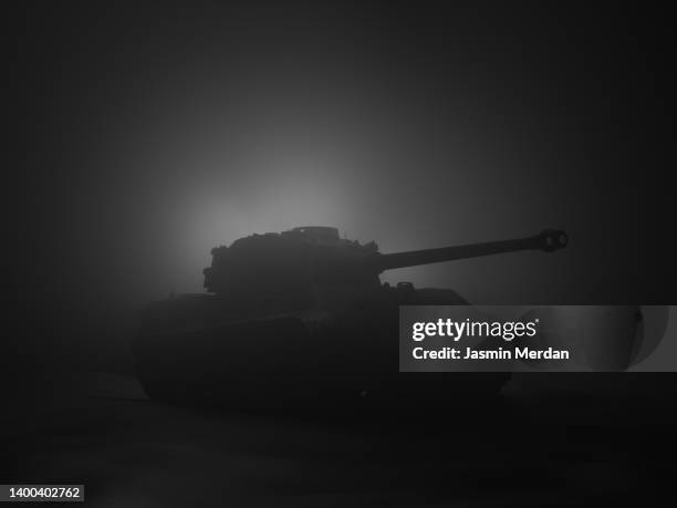 tank in city battlefield night - organized crime - fotografias e filmes do acervo