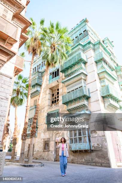 mitte der 20er jahre saudische frau, die architektur in al-balad fotografiert - jeddah stock-fotos und bilder