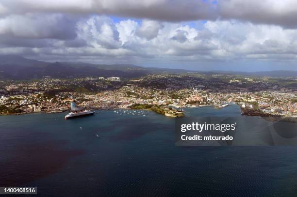 fort-de-france und seine bucht, karibisches meer, martinique - französische antillen - malecon stock-fotos und bilder