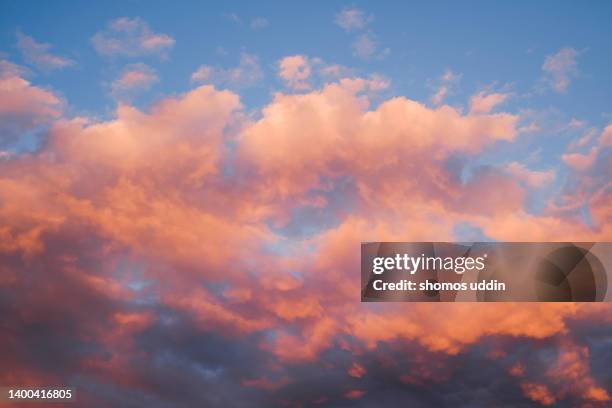 dramatic sky at sunset - hora del día fotografías e imágenes de stock