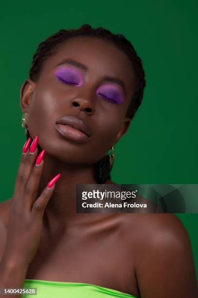 portrait of beautiful young afro woman - eyeshadow foto e immagini stock