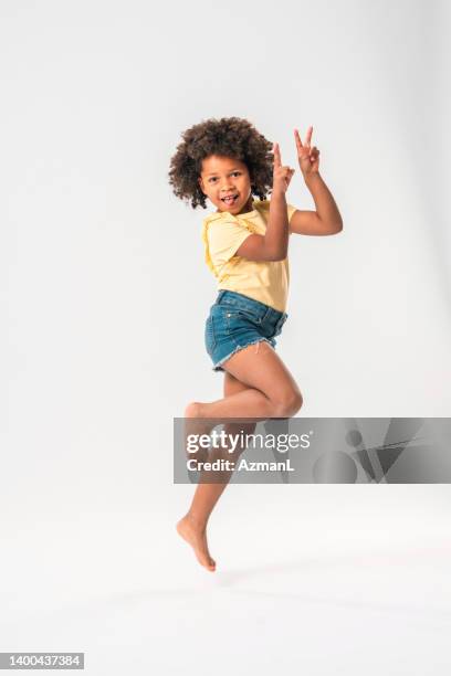 peace, dance and lots of fun - girls barefoot in jeans stockfoto's en -beelden