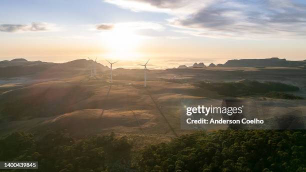 felder im morgengrauen und windparks im hintergrund - shifting cultivation stock-fotos und bilder