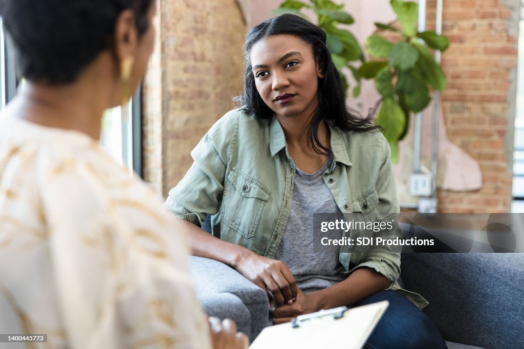 La giovane donna si concentra sui consigli del consulente femminile