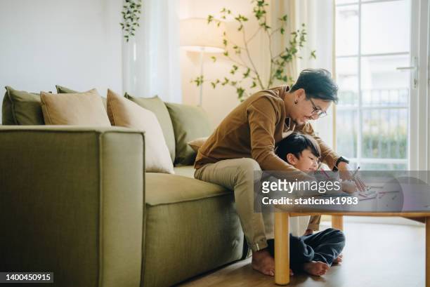 kleiner junge, der seinem vater ein geschenk macht, vatertag - asian smiling father son stock-fotos und bilder