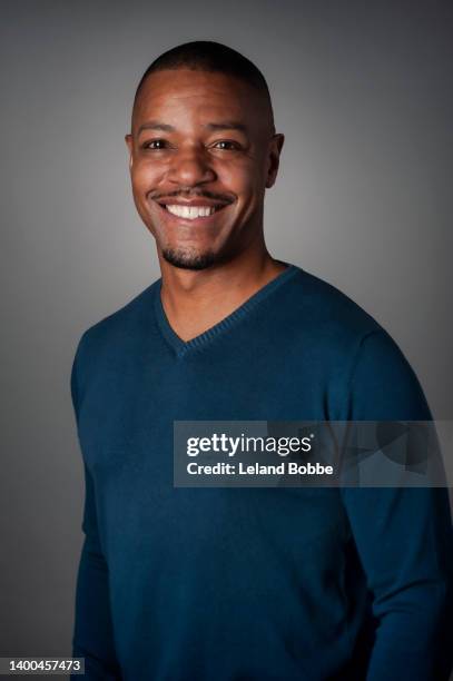 studio portrait of middle aged african american man - v ausschnitt stock-fotos und bilder