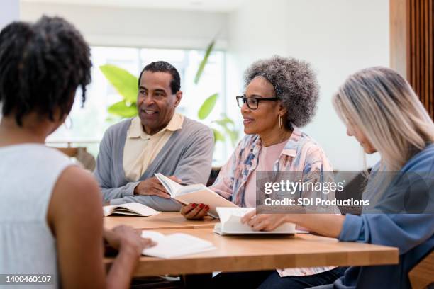 adultos mayores se reúnen para su primera reunión del club de lectura - club de lectura fotografías e imágenes de stock