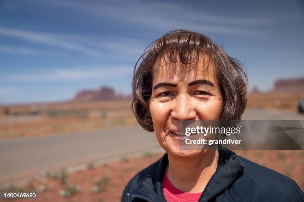 middle aged woman portrait with shallow depth of field - cherokee indian women stockfoto's en -beelden