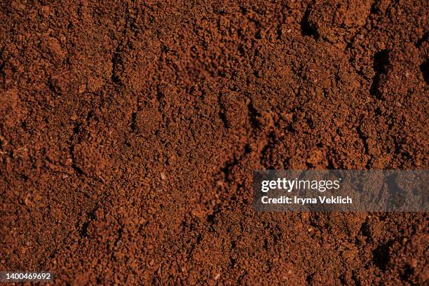 macrophotography background of the texture of ground coffee. - coffee powder stock-fotos und bilder