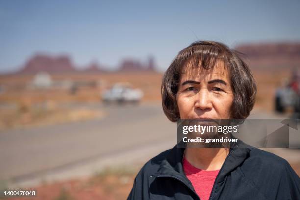 middle aged woman portrait with shallow depth of field - cherokee indian women stockfoto's en -beelden