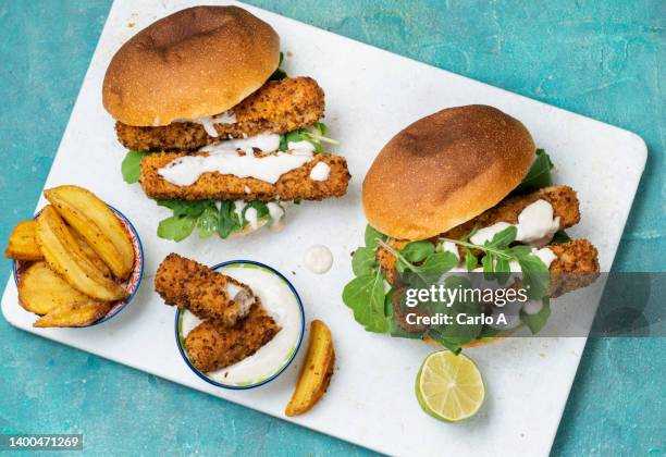 fish finger sandwich - fish fingers stockfoto's en -beelden