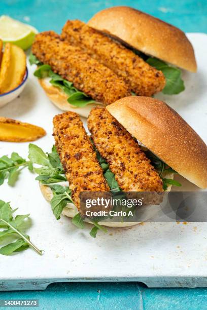 fish finger sandwich - peixe à milanesa imagens e fotografias de stock