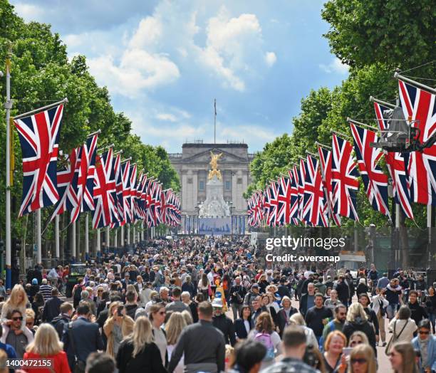 multitud del jubileo de platino - england fotografías e imágenes de stock