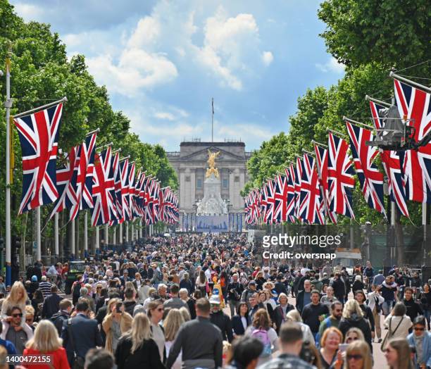platinum jubilee crowd - british royalty stock pictures, royalty-free photos & images