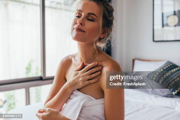 mujer rubia con una rutina de belleza - crema corporal fotografías e imágenes de stock