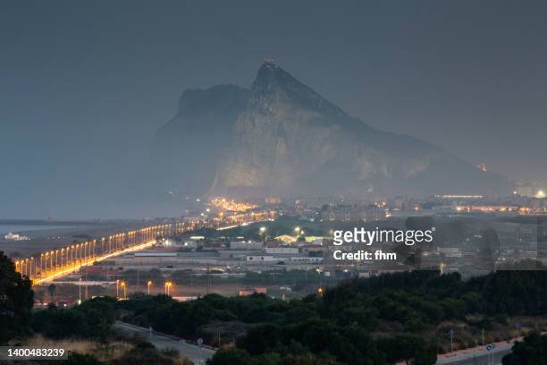 gibraltar - upper rock, seen from spanish side la linea de la conception - la linea de conception stock-fotos und bilder