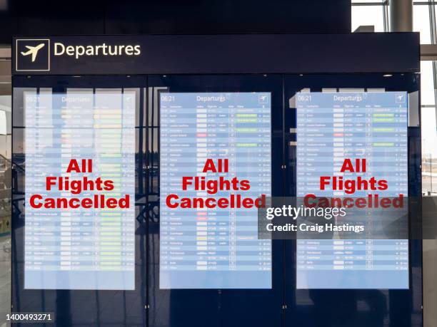 all flights cancelled - departure flight board with cancelation at the airport due to staff shortages following the covid19 pandemic - stranded 個照片及圖片檔