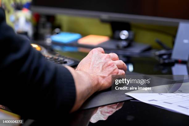 human hand that unrecognizable man working in front of computer using a mouse - close up computer mouse bildbanksfoton och bilder