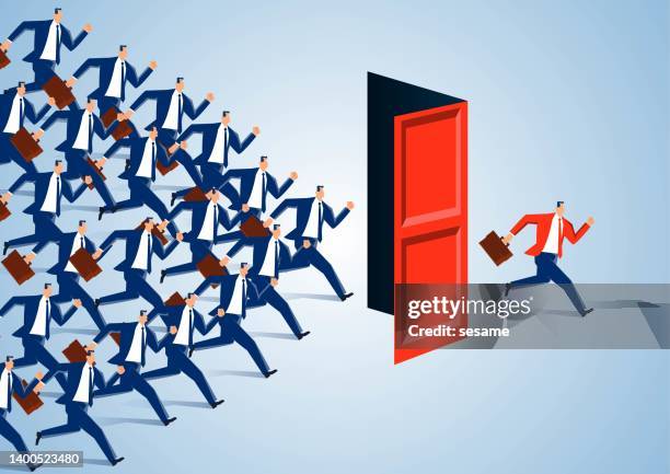 eine gruppe von geschäftsleuten rannte gemeinsam durch die offene tür, aber nur ein geschäftsmann schaffte es, herauszukommen. - standing out from the crowd stock-grafiken, -clipart, -cartoons und -symbole