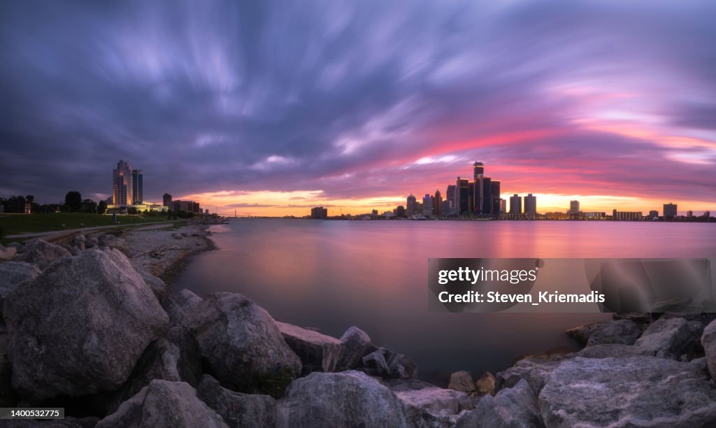 Die Skyline von Detroit und Windsor in der Abenddämmerung