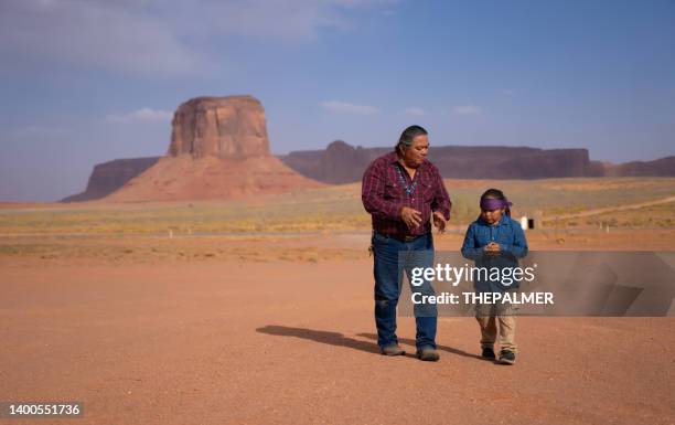 pai e filho conversando enquanto conversam em monument valley - oca navajo - fotografias e filmes do acervo