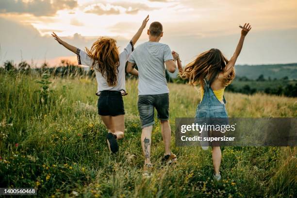 wir laufen frei - fun sommer berge stock-fotos und bilder