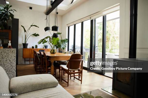 salon confortable dans une maison moderne ouverte - porte d'accès à la terrasse photos et images de collection