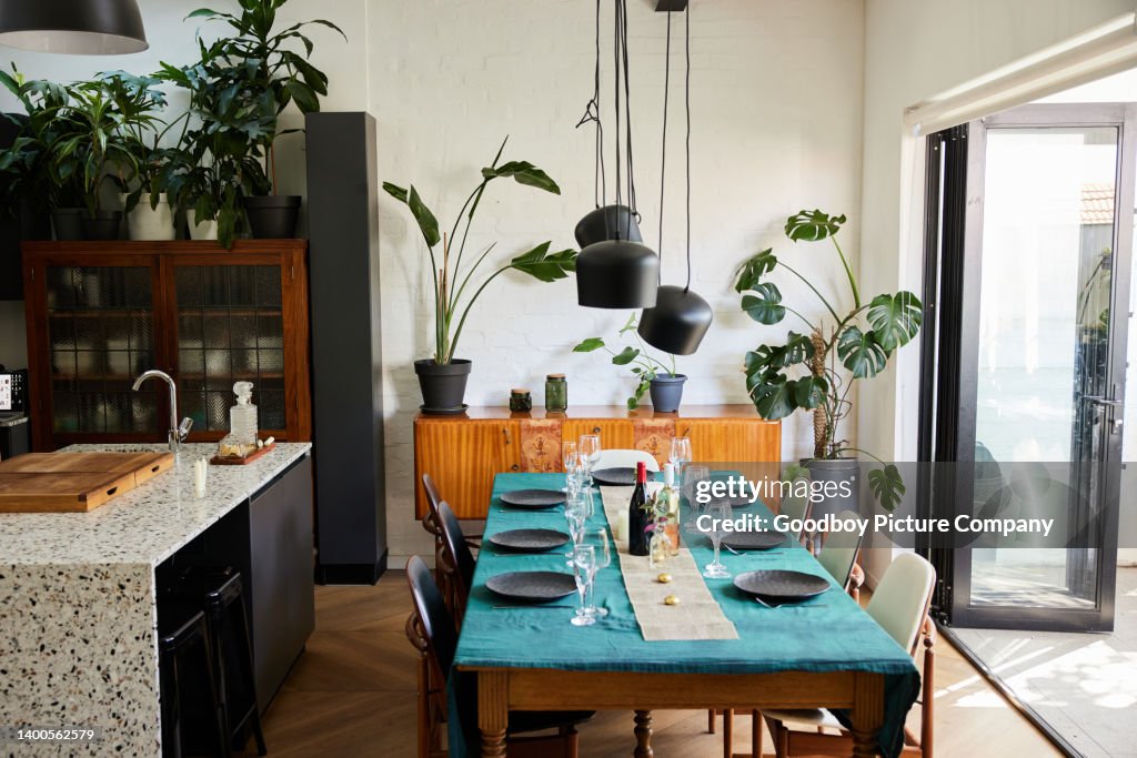 Mesa de jantar definida para um jantar na casa de alguém